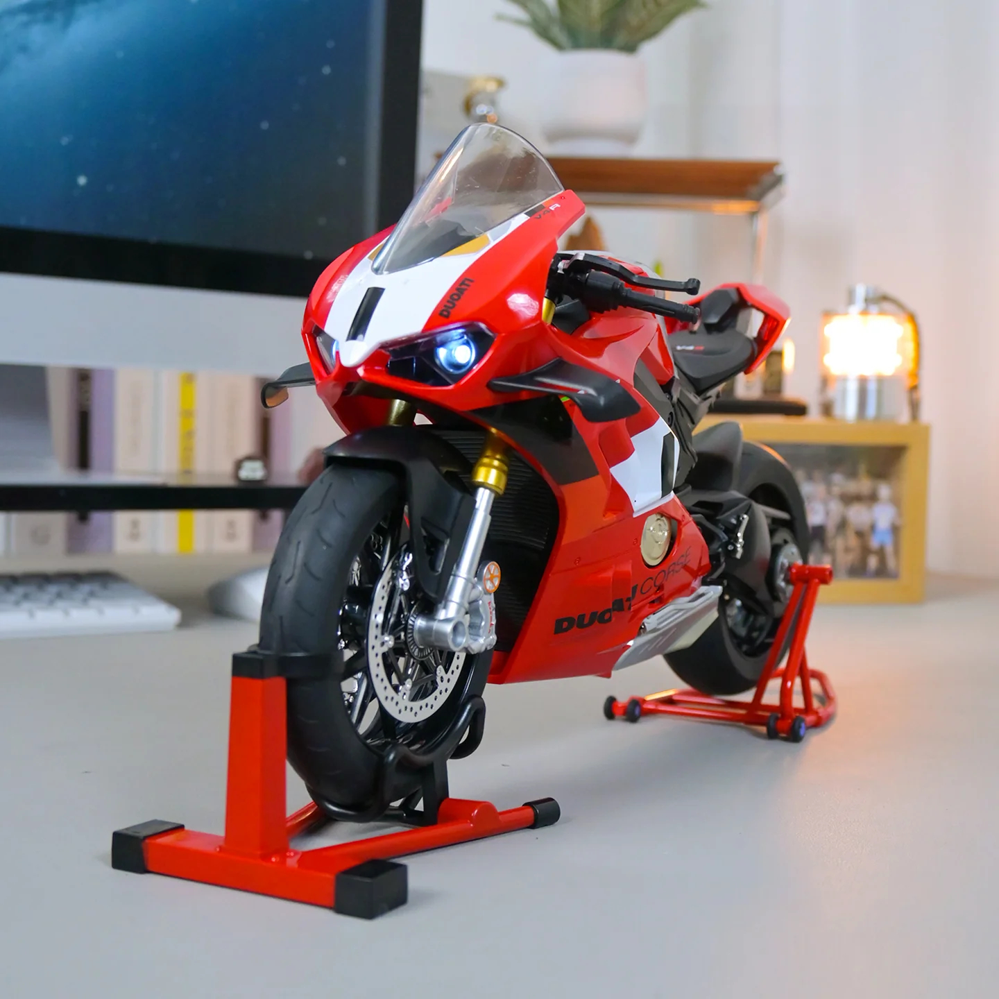 Alloy 1/6 Ducati Panigale V4R Model