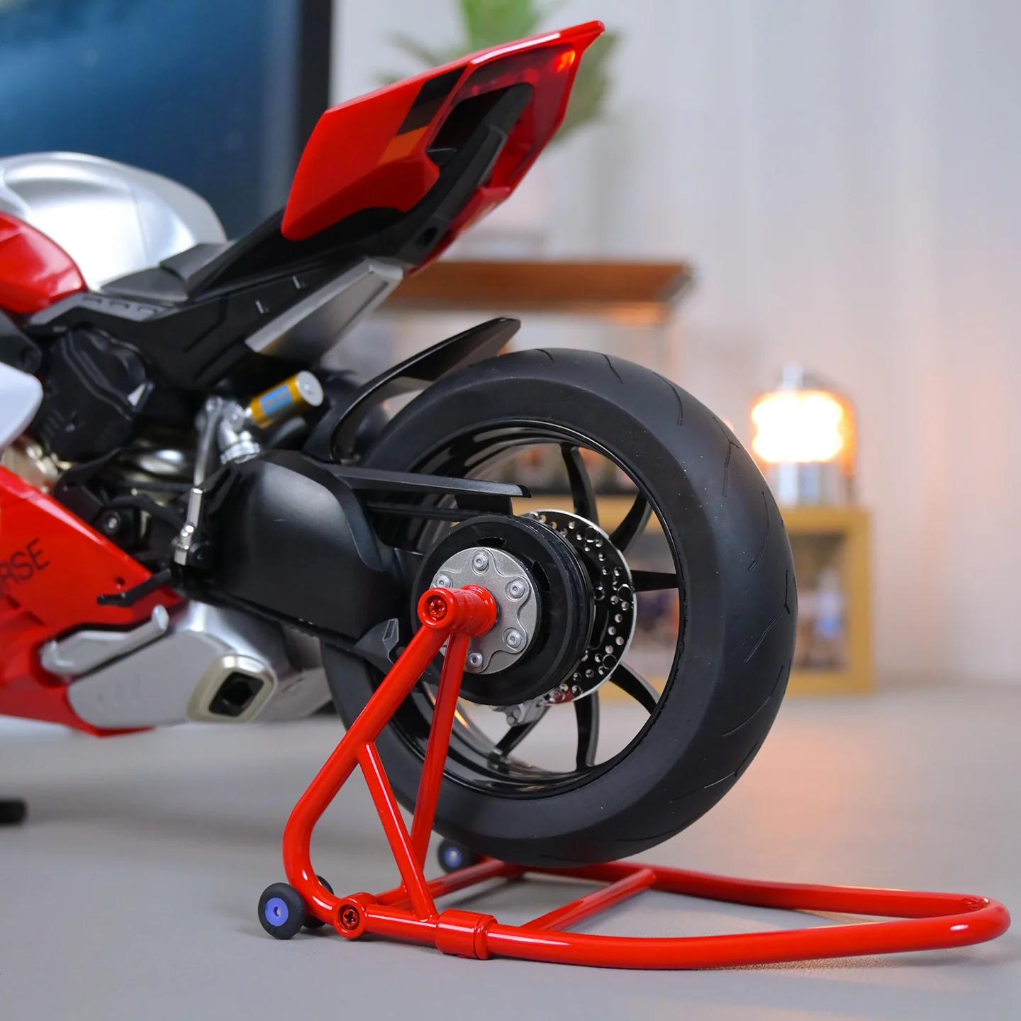 Alloy 1/6 Ducati Panigale V4R Model