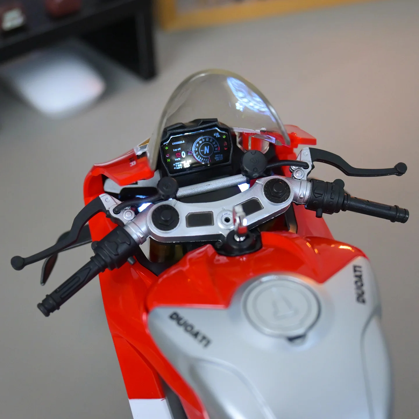 Alloy 1/6 Ducati Panigale V4R Model