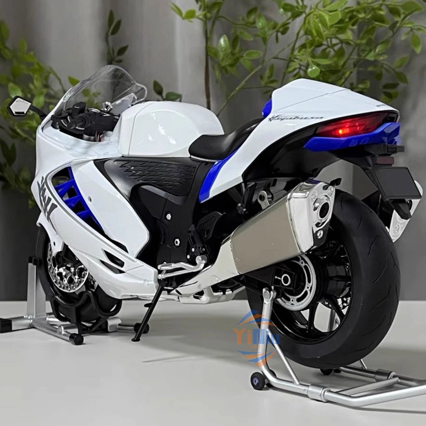 1:6 Suzuki Hayabusa 1300R Diecast Alloy Motorcycle Model w/ Ignition Start White