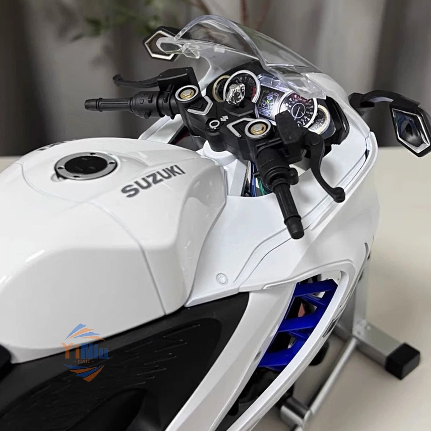 1:6 Suzuki Hayabusa 1300R Diecast Alloy Motorcycle Model w/ Ignition Start White