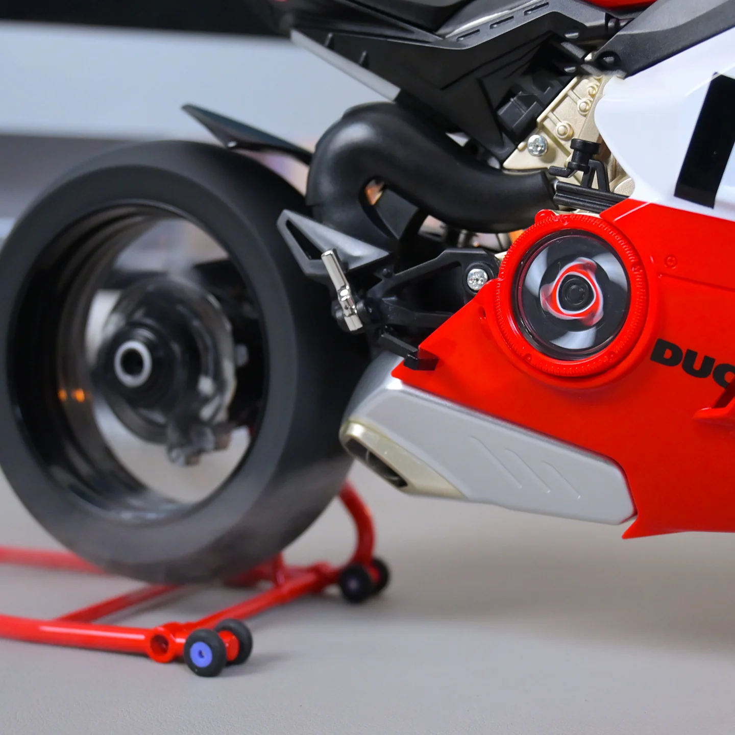 Alloy 1/6 Ducati Panigale V4R Model